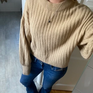 Stickad tröja - Mysig beige stickad perfekt till hösten!!! 