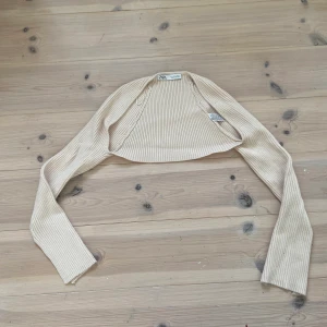 Trendig zara topp - Säljer denna jätte fina beige/vita tröjan med slits vid ärmenderna. (Tryck ej på köp direkt utan kom privat vid intresse)