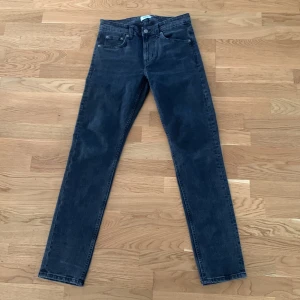 Lager 157 och tiger of sweden jeans - Lager 157 jeansen är storlek waist 29 och lenght är 32 och är knappt andvända. Tiger of sweden jeanse är storlek waist 29 och lenght 34 hyfsat slitet skick men ändå fina. ( båda är skinny jeans ) 150 kr för båda eller 100 kr styck