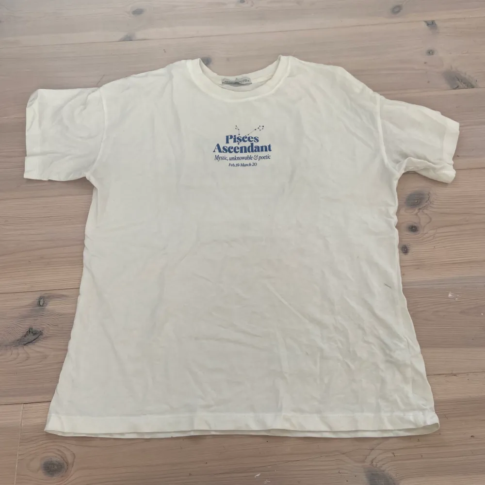 Cool T-shirt med tryck på ryggen! (Kom priv vid intresse). T-paidat.