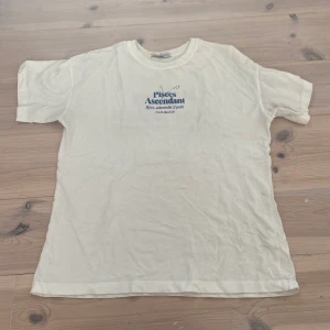 T-shirt med tryck - Cool T-shirt med tryck på ryggen!  (Kom priv vid intresse)