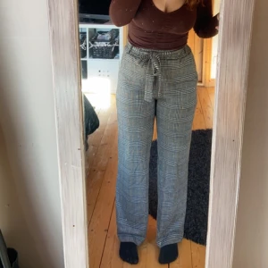 Kostymbyxor  - Fina kostymbyxor nu till hösten från NA-KD i storlek 36, vet inte vad jag köpte dem för men säljer dem för 100kr + frakt,  skriv vid frågor🫶🏻