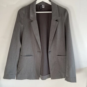 Grå lätt oversized kavaj - Säljer pga får ej användning för den