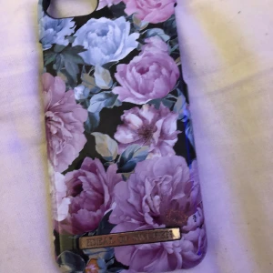 Iphone7  - Ett blommigt iphone7 skal från ideal of sweden