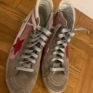 Sneakers - Säljer mina as coola golden goose liknande skor som jag köpte på en butik i Frankrike i somras! De kommer dock inte till användning och jag har bara använt de 2 gånger 💘