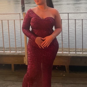 Bal klänning - Säljer min fina vinröda balklänning, använd 1 gång i strl 38. Köpte utomlands. På sista bilden kan man se hur klänning egentligen ska vara men jag stoppa in den biten då jag tyckte det blev snyggare. Klänningen har även en slits där bak