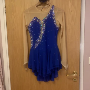 Konståknings kläning  - Säljer konståknings kläning Använd ca 8 gånger Klänning är i väldigt bra skick  Tyget är lite tjockare än andra klänningar Strech material Tofs ingår Storlek S/M Köptes för 3250kr Säljes för 2500kr (plus frakt) Hör av dig om du är intresserad eller har fr