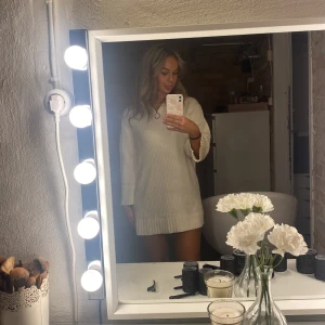 Helt oanvänt stickad klänning ifrån HM (prislappen kvark) - Begie/creamvit stickad känning perfekt nu till hösten i storlek XS Frakt tillkommer  Kan mötas upp