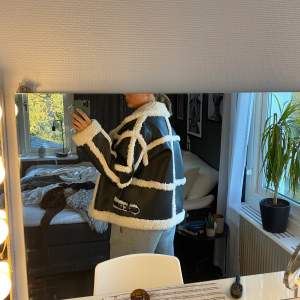 En jättesnygg och varm jacka från Gina tricot i strl Xl. Jag är 174cm, valde strl för lite mer oversize. Den är använd ca 3 gånger så den är som ny
