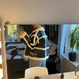 Jacka från Gina tricot - En jättesnygg och varm jacka från Gina tricot i strl Xl. Jag är 174cm, valde strl för lite mer oversize. Den är använd ca 3 gånger så den är som ny