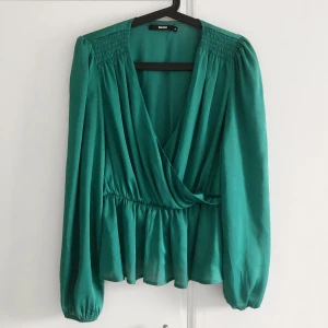 Blus - Smaragdgrön blus från Bik Bok. Endast använd en gång så är i stort sett ny.  Storlek M.  Kan mötas upp vid Kortedala Torg eller på Vasaplatsen, Göteborg. ✌🏼