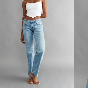 Low straight jeans - Säljer dessa low straight jeans från ginatricot. Är endast använda några gånger och i nyskick. Pris kan diskuteras💞