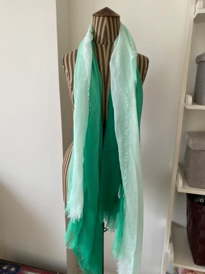 Helt ny grönvit sjal - Oanvänd sjal i grönt och vitt.