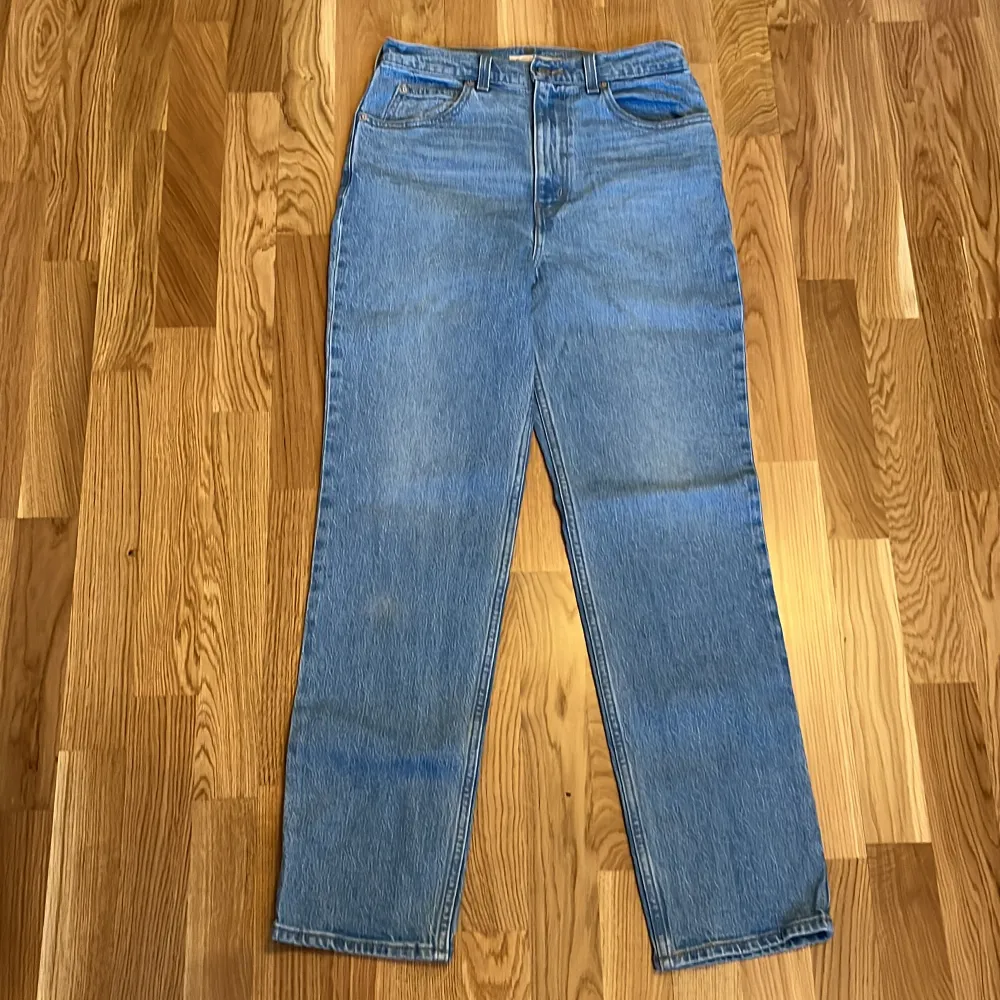 Levis jeans i modellen 70s Hugh slim. Knappt använda och är i gott skick . Jeans & Byxor.
