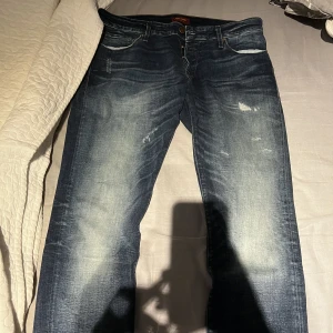 Jack and Jones jeans - Säljer ett par ljusblåa Jack and Jones byxor storlek 36/32 sitter lite tight köpt för 799kr