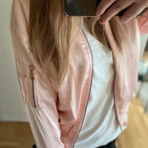bomber jacka!!💗💗 - Trendig bomber jacka perfekt inför våren!💗💗 aldrig använd 