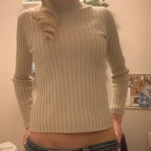 glitter tröja - glittrig, tight, ribbad, stickad tröja !! guld beige färg, så himla fin 🤩🤩🤩 från fray i.d 😽 passar xxs-s