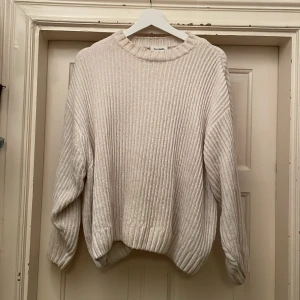 Stickad tröja Monki - Supermjuk stickad tröja från Monki. Ljuset gör att den ser lite grå ut men den är egentligen en superhärlig krämig vit. Finns även i grå i en annan annons! Den är oversized så passar även M.