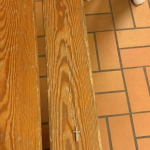 Silver halsband(kors) - Halsbandet köpt för en vecka sen, riktig silver. Inga repor på korset.