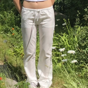 Lågmidjade Linnebyxor  - Jättefina linnebyxor som jag älskar. Skönt material till sommaren. Lite genomskinliga på mig då dom är lite för små. Använda 1 gång! Om många är intresserade kör jag budgivning.