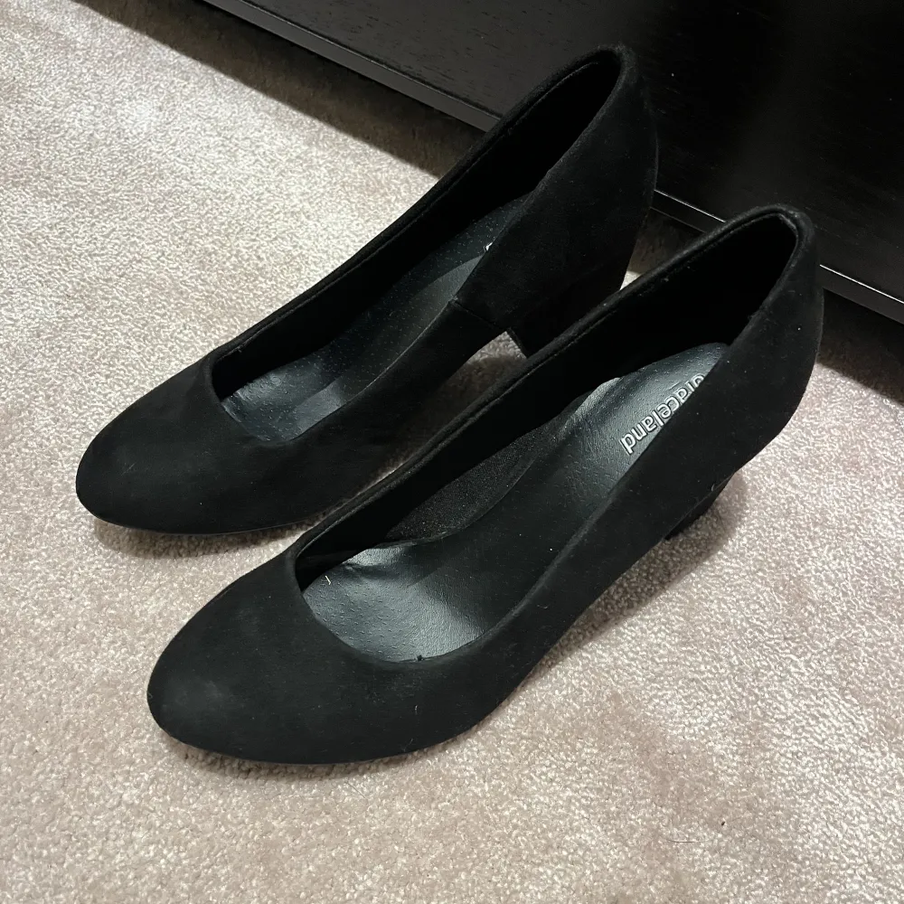 Snygga svarta högklackade skor från Deichmann. Köpte för nått år sedan men fint skick. Mocka liknande yta och tjock klack.. Skor.