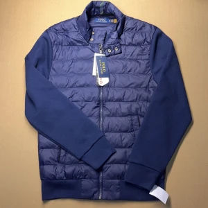 Ny Ralph lauren cardigan - Riktigt skön Ralph lauren cardigan. Helt i nyskick och den senaste modellen. Storlek XS. Marinblå färg. Fler frågor kontakta gärna 