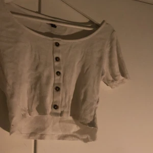 Vit topp - Fin topp från hm med knappar❤️ Köpte denna för ett tag sen använder inte den längre🌺