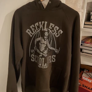 Reckless Schoolars Hoodie - Herr - Reckless Schoolars Hoodie, Herr Köpt från släppet hösten 2020. Strl M. Felfritt skick, endast handtvättad.  Kvitto finns. (Säljer åt min pojkvän)  Söker runt 900kr +📦 (finns annars i gbg)
