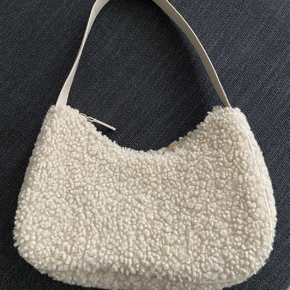 Fluffy bag from h&m . Väskor.
