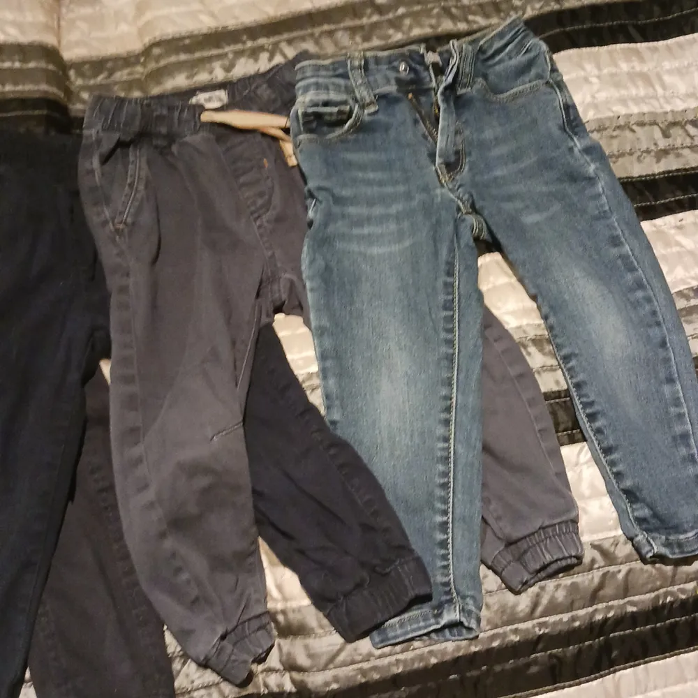 Från vänster: 1mörkblå med knapp storlek 90. 1 mörkblå utan knäppning storlek 92. 1 lite ljusare blå med snörning storlek 92. 1 jeans med knäppning i storlek 92. Använt skick. Jeans & Byxor.