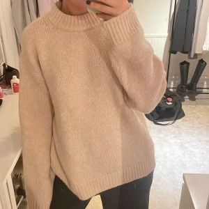 Ljusrosa stickad tröja - Ljusrosa/beige stickad tröja från HM som bara har använts ett par gånger. Köparen står för frakten och använd gärna köp nu 🫶🏼
