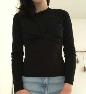 Svart teöja - Svart långärmad tröja med detalj över bröstet