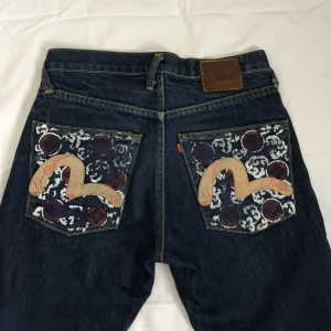 evisu jeans - säljer fler jeans bla true religion, !använd köp nu! midja:78 innerben:84 jag är 169 och w28 som referens😽