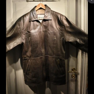 Läderjacka  - En snygg läderjacka i en 90-tals vibe den är i bra skick men har tänkte på användning 