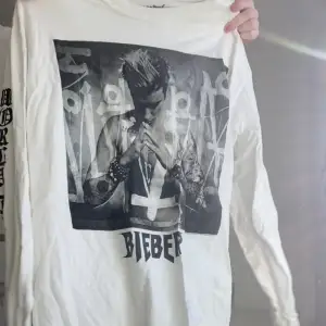 Långärmad tröja från en Justin Bieber konsert 🤍🤍 jätte snygg och skön!