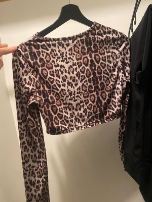 Långärmad top - Väldigt mjuk fin långärmad top. Den är helt ny kunde inte används den på grund av att den var lite för tajt för mig.