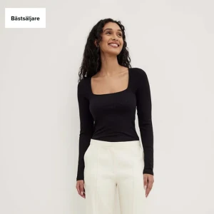 Ribbstickad topp från Nakd - ”Ribbstickad topp med fyrkantig halsringning” från Nakd i storlek S. Originalpris 250kr    Använd ett fåtal gånger men inget som påverkat skicket på plagget💕  