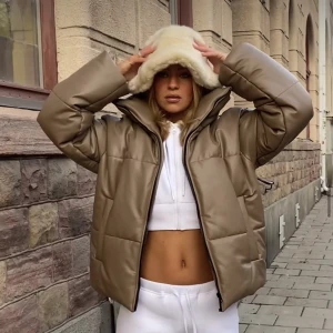 LXA dunjacka - Linn Ahlborg, LXA beige dunjacka i faux leather. Använd en gång, så den är i nyskick. Storlek S. Nypris 1199kr, mitt pris 500kr☺️