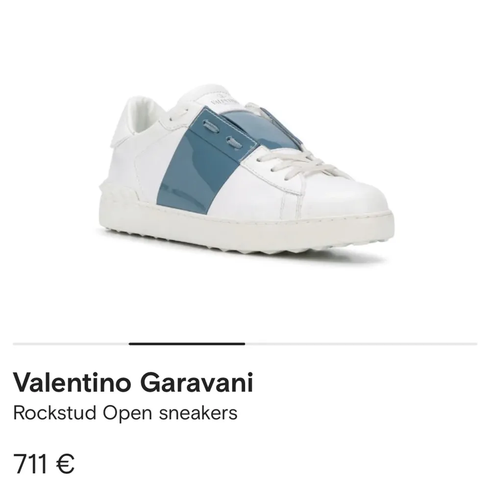 Äkta Valentino sneakers, i shimrig blå färg, köpta i sommras, fina men väl använda, synliga defekter på ut-insida. Ej tvättade så efter tvätt bör de fräscha till. Säljer då jag har ett par fler. Stl 41, passar mig som har stl 40❤️. Skor.