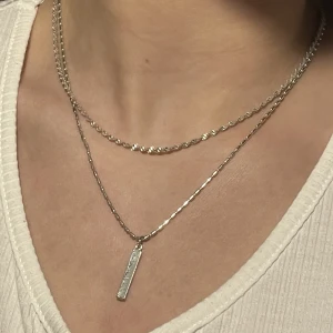 Silvrigt halsband  - Silvrigt halsband som ser ut som 2 stycken