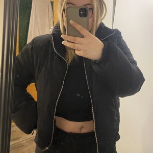 Dunjacka  - Säljer denna fina dunjacka från HM, bra skick