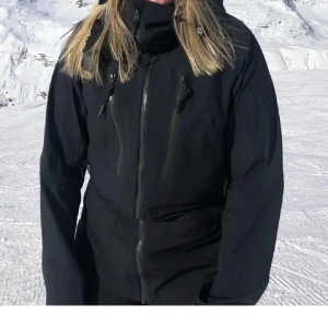 8848 jacka - Säljer skidjacka från 8848 altitude pga felköp. Nyskick med tagsen kvar. Modellen heter pow w jacket 🤗