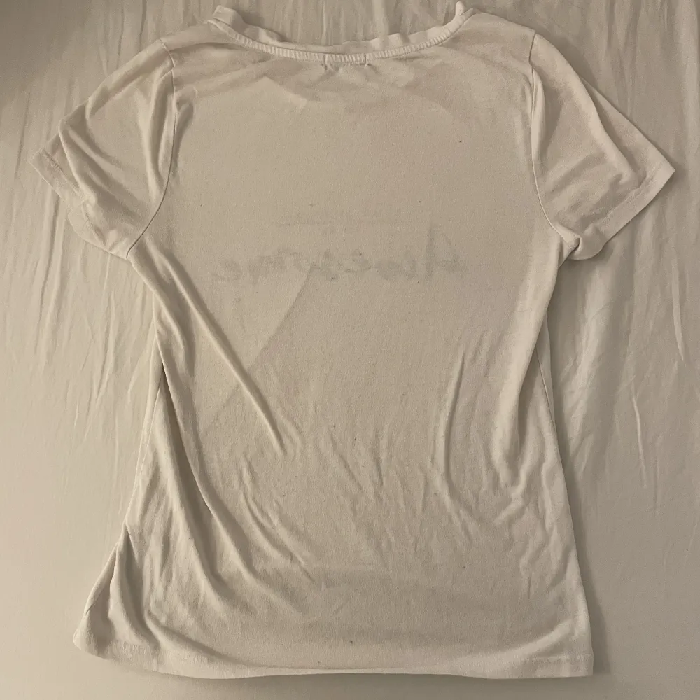 Säljer en vit T-shirt med svart text på framsidan som tyvärr inte kommer till användning. Den är i fint skick i strl S💕. T-shirts.