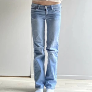 Lågmidijade jeans - Super fina jeans som inte kommer till andvändning! Fin färg och inga defekter!😻 Innerbenslängden är cirka 80 och midijemöttet är runt 75! Jag är 160 o de passar mig!