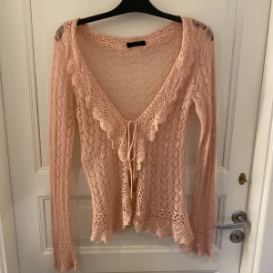 Kofta - Söt kofta med små genomskinliga pärlor som detaljer längs kragen och ärmarna mm. Säljer då den inte kommer till användning. Fint skick. 