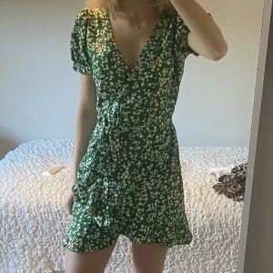 Sommarklänning  - Superfin blommig klänning, perfekt nu till sommaren. Aldrig använd, därav inga defekter! 💕