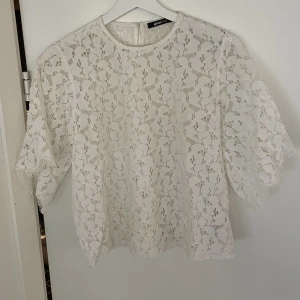 Blus strl 36  - Snygg blus från Gina Tricot i storlek S. Använd men i ett fint skick! Går att ha med bara bh eller med ett linne under. Så fin!🍀