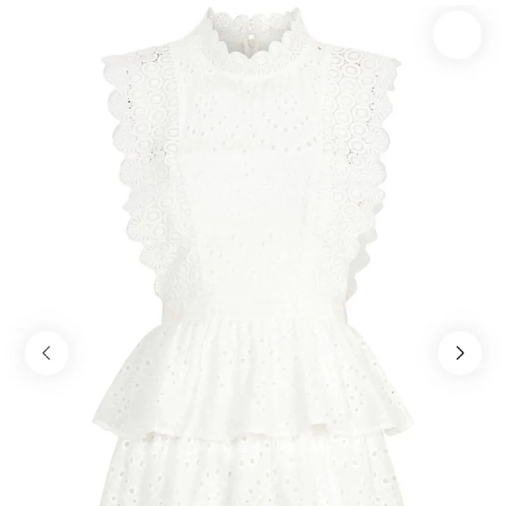 Säljer denna jätte fina vita klänning perfekt till studenten eller sommaren!!🥂🤩                                                    Storlek 32 men passar även mig som har 34, aldrig kommit till användning och är sprillans ny 🤯. Klänningar.