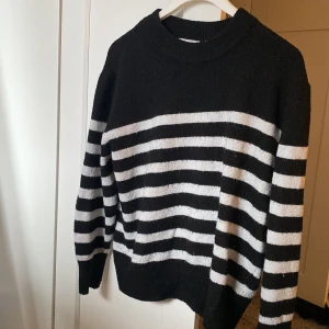 STICKAD TRÖJA  - Fin stickad tröja. Säljer då jag har två stycken i olika strl. 💗💗 Nypris 250:- Mitt pris 50:- 🙌🏼🙌🏼Slutsåld i alla butiker. As mysigt material!! ⚡️⚡️