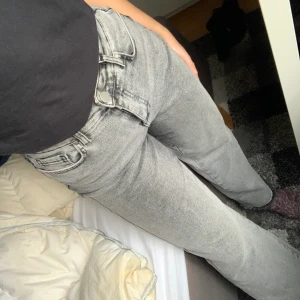 Jeans - Såå snygga jeans men fransdetaljer. Mirabells kollektion